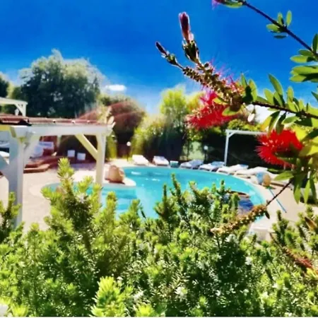 One Bedroom With Shared Pool Jacuzzi And Enclosed Garden At 2 Km Away From The