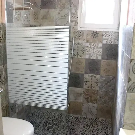 One Bedroom With Shared Pool Jacuzzi And Enclosed Garden At 2 Km Away From The