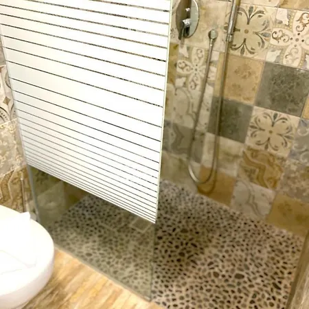 One Bedroom With Shared Pool Jacuzzi And Enclosed Garden At 2 Km Away From The *