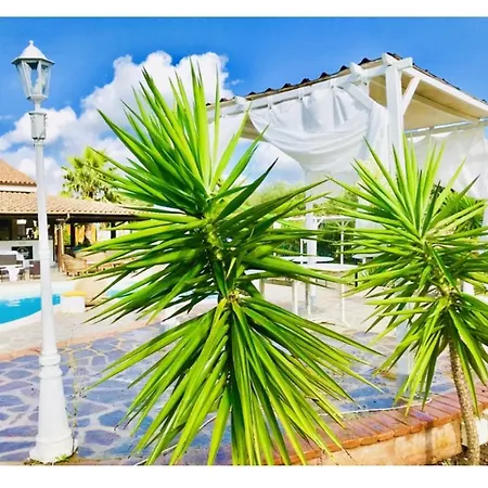 One Bedroom With Shared Pool Jacuzzi And Enclosed Garden At 2 Km Away From The アパート