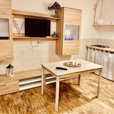 One Bedroom With Shared Pool Jacuzzi And Enclosed Garden At 2 Km Away From The